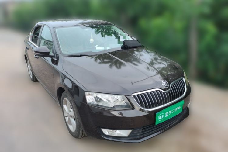 Used Skoda Octavia 2015 1.6L Manual Yijie Edition Front Right 45 Deg