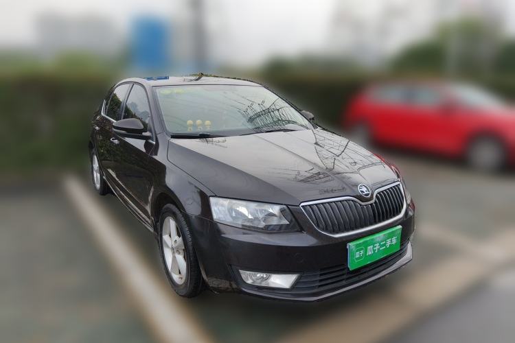 Used Skoda Octavia 2015 1.6L Automatic Yijie Edition Front Right 45 Deg