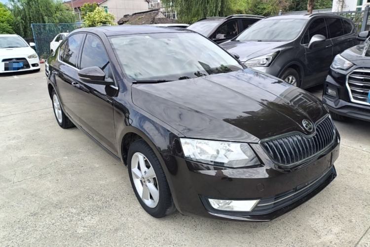 Used Skoda Octavia 2015 1.4TSI DSG Yijun Edition Front Right 45 Deg