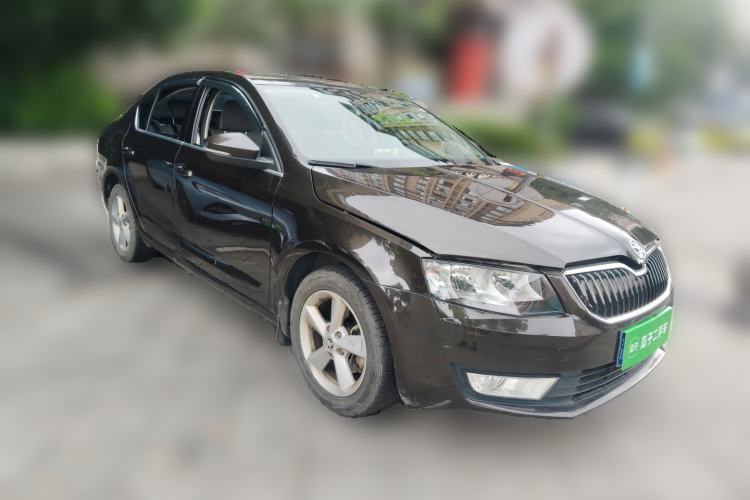 Used Skoda Octavia 2015 1.6L Automatic Yijie Edition Front Right 45 Deg
