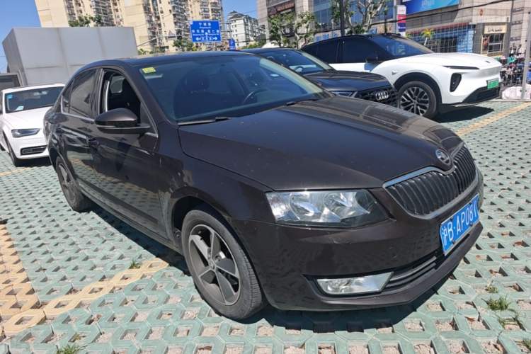Used Skoda Octavia 2015 Classic Model 1.6L Automatic Elegance Edition Front Right 45 Deg