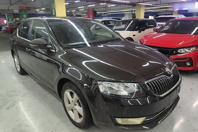 Used Skoda Octavia 2015 1.6L Automatic Yijun Edition Front Right 45 Deg