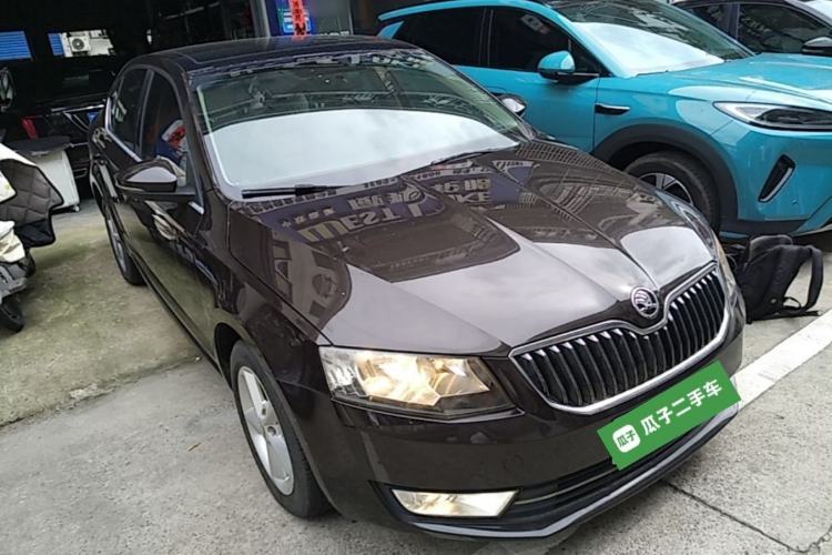Used Skoda Octavia 2015 1.6L Automatic Yijun Edition Front Right 45 Deg