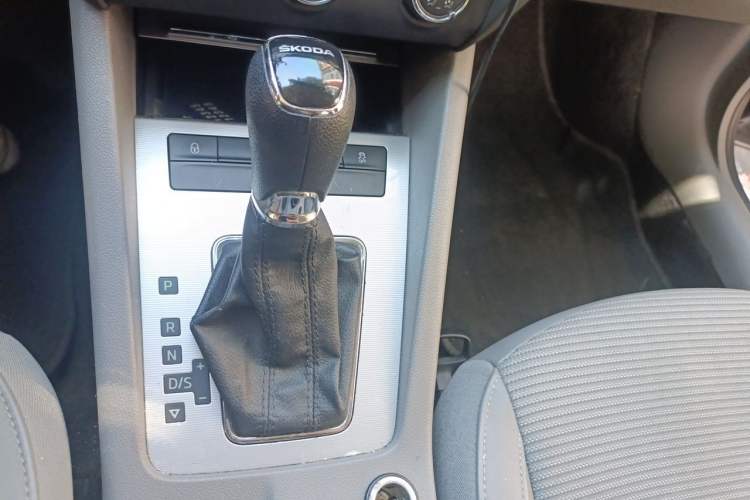 Used Skoda Octavia 2015 1.6L Automatic Yijie Edition Gear Lever