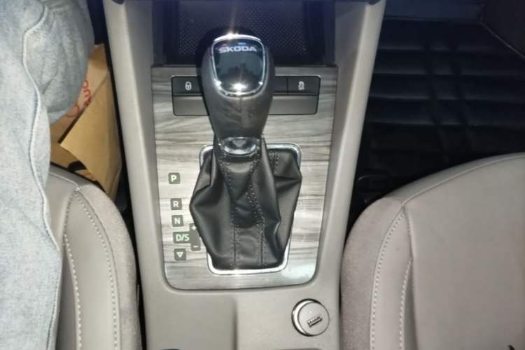 Used Skoda Octavia 2015 1.6L Automatic Yijun Edition Gear Lever