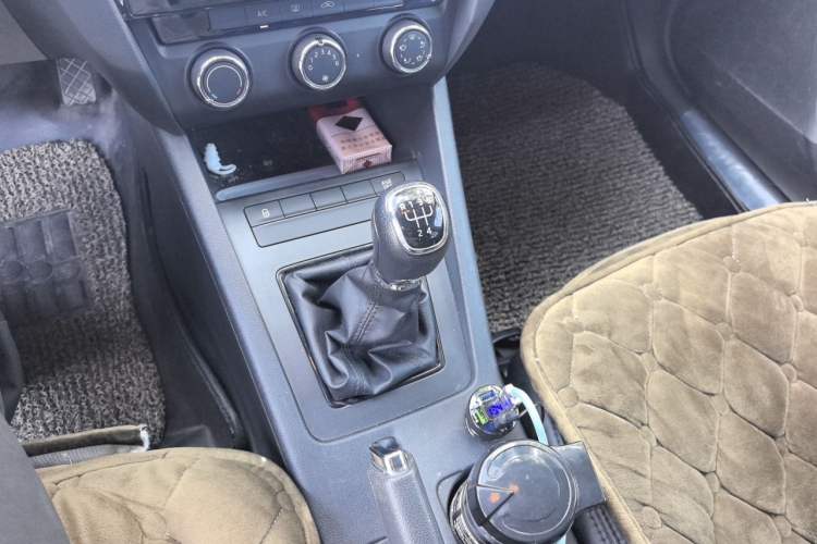 Used Skoda Octavia 2015 1.6L Manual Eado Edition Gear Lever