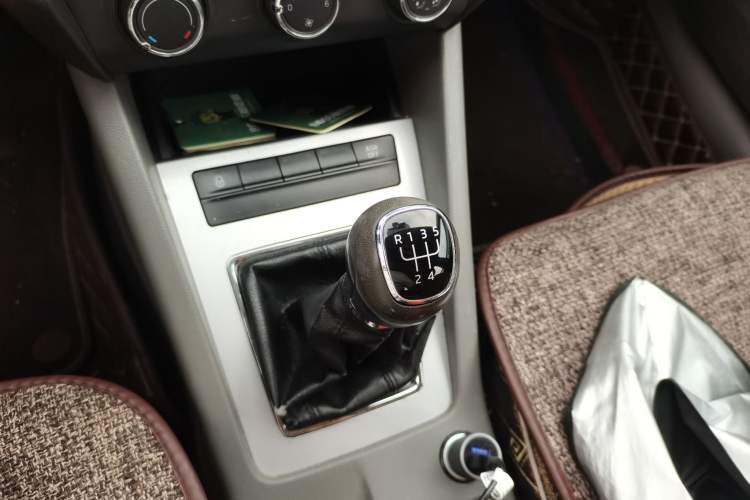 Used Skoda Octavia 2015 1.6L Manual Yijie Edition Gear Lever