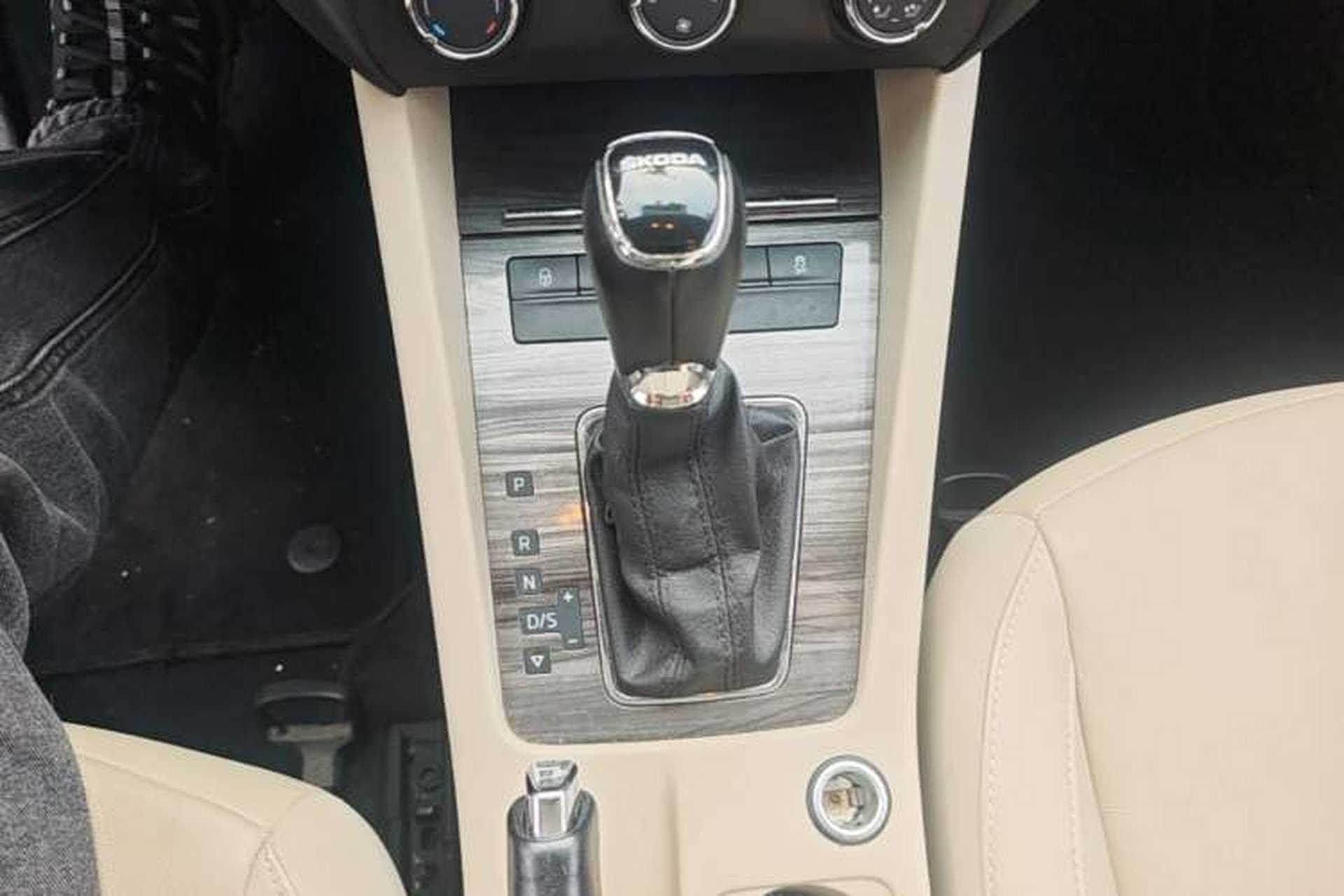 Used Skoda Octavia 2015 1.6L Automatic Yijun Edition Gear Lever
