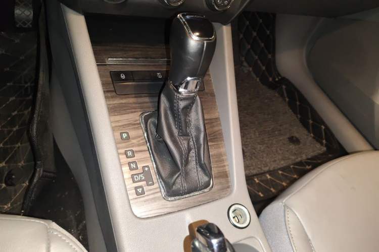 Used Skoda Octavia 2015 1.6L Automatic Yijun Edition Gear Lever