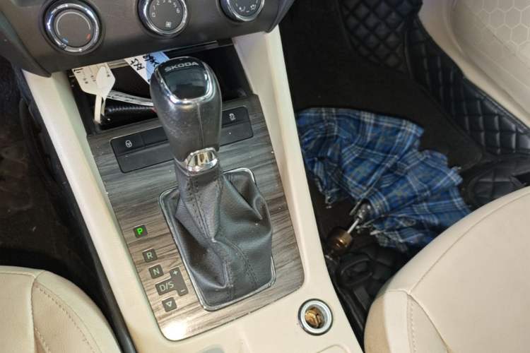 Used Skoda Octavia 2015 1.6L Automatic Yijun Edition Gear Lever