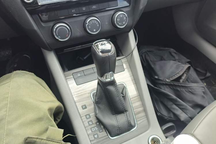 Used Skoda Octavia 2015 1.4TSI DSG Yijun Edition Gear Lever