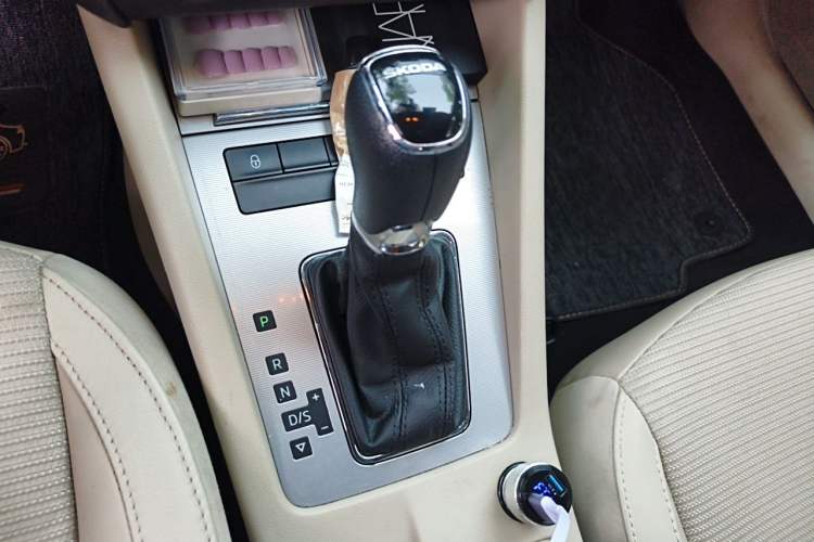 Used Skoda Octavia 2015 1.6L Automatic Yijie Edition Gear Lever
