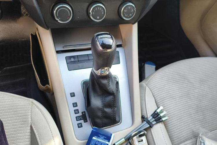 Used Skoda Octavia 2015 1.6L Automatic Yijie Edition Gear Lever