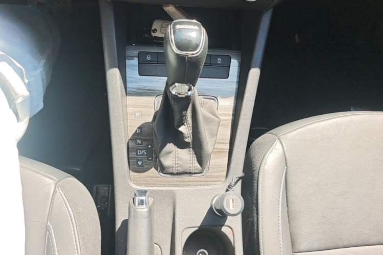 Used Skoda Octavia 2015 Classic Model 1.6L Automatic Elegance Edition Gear Lever