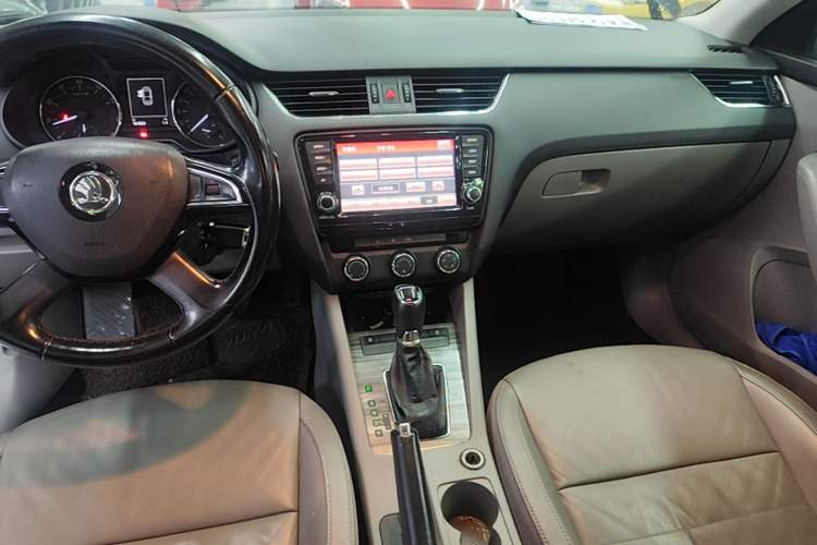 Used Skoda Octavia 2015 1.6L Automatic Yijun Edition Gear Lever
