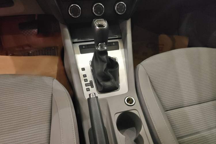 Used Skoda Octavia 2015 1.6L Automatic Yijie Edition Gear Lever
