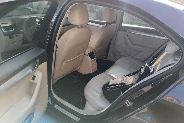 Used Skoda Octavia 2015 1.6L Automatic Yijie Edition Interior 4