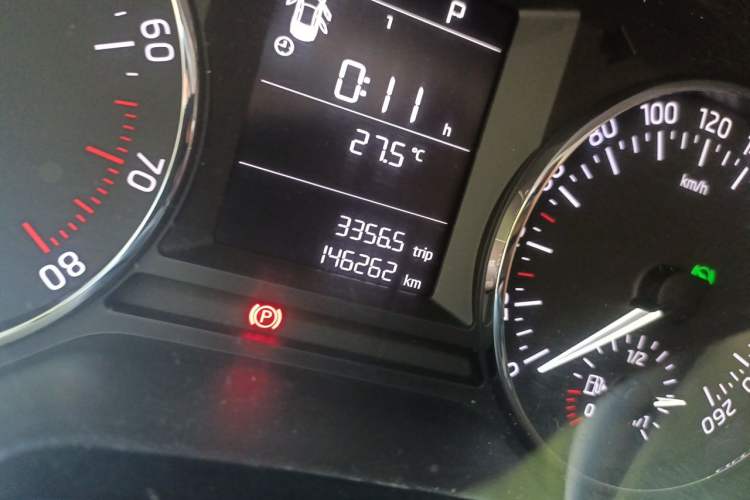 Used Skoda Octavia 2015 1.6L Automatic Yijie Edition Odometer Close Up
