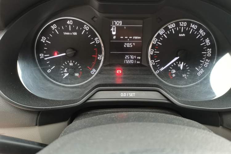 Used Skoda Octavia 2015 1.6L Manual Yijie Edition Odometer Close Up