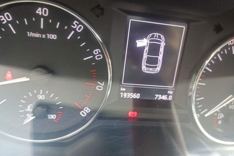 Used Skoda Octavia 2015 1.6L Automatic Yijun Edition Odometer Close Up
