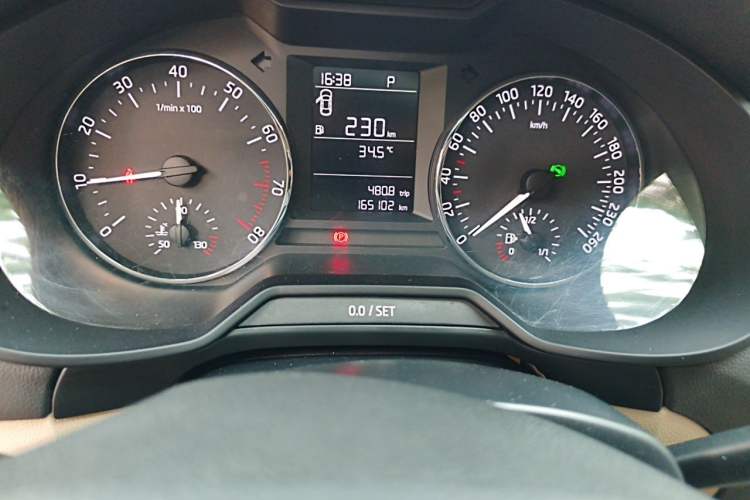 Used Skoda Octavia 2015 1.6L Automatic Yijie Edition Odometer Close Up