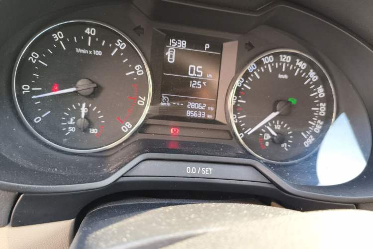 Used Skoda Octavia 2015 1.6L Automatic Yijie Edition Odometer Close Up
