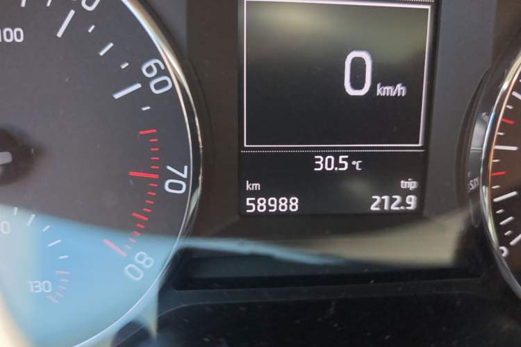 Used Skoda Octavia 2015 Classic Model 1.6L Automatic Elegance Edition Odometer Close Up