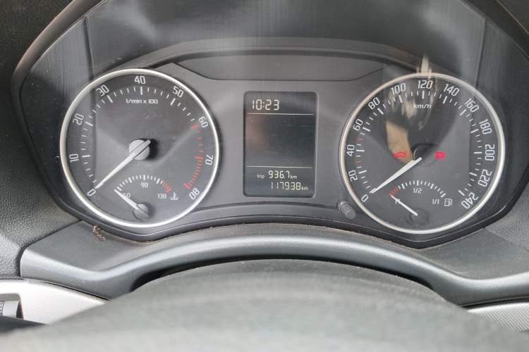 Used Skoda Octavia 2015 Classic Model 1.6L Manual Yijie Edition Odometer Close Up