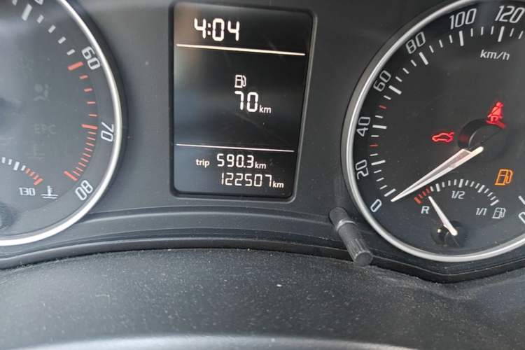 Used Skoda Octavia 2015 Classic Model 1.6L Manual Eado Version Odometer Close Up