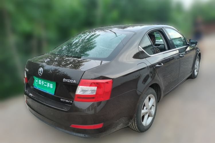 Used Skoda Octavia 2015 1.6L Manual Yijie Edition Rear Right 45 Deg