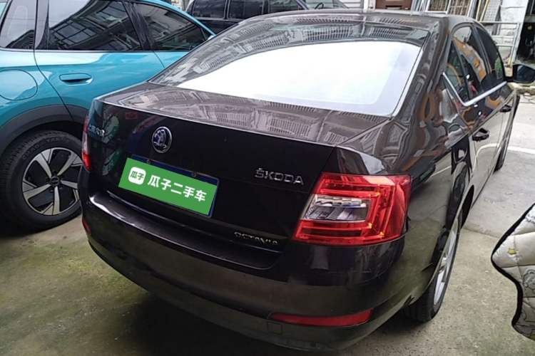 Used Skoda Octavia 2015 1.6L Automatic Yijun Edition Rear Right 45 Deg