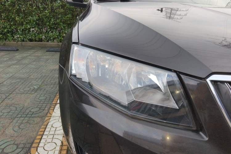 Used Skoda Octavia 2015 1.6L Automatic Yijie Edition Right Front Headlight