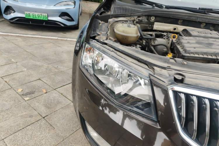 Used Skoda Octavia 2015 1.6L Automatic Yijie Edition Right Front Headlight