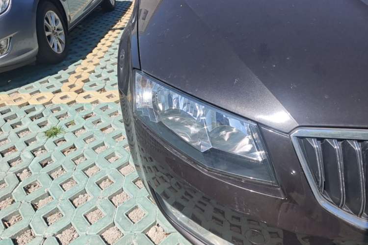Used Skoda Octavia 2015 Classic Model 1.6L Automatic Elegance Edition Right Front Headlight