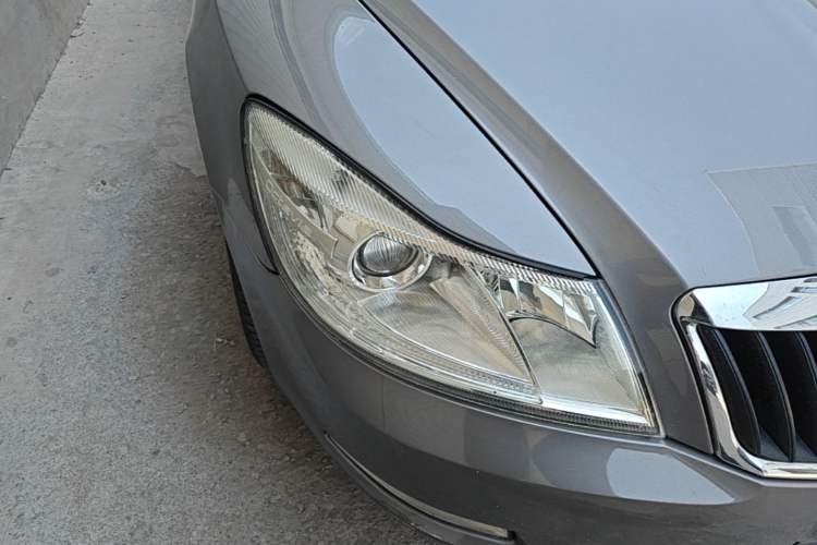 Used Skoda Octavia 2015 Classic Model 1.6L Manual Eado Version Right Front Headlight