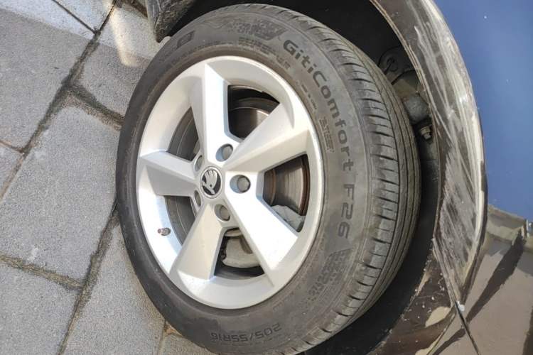 Used Skoda Octavia 2015 1.4TSI Manual Yijun Edition Right Front Wheel Hub