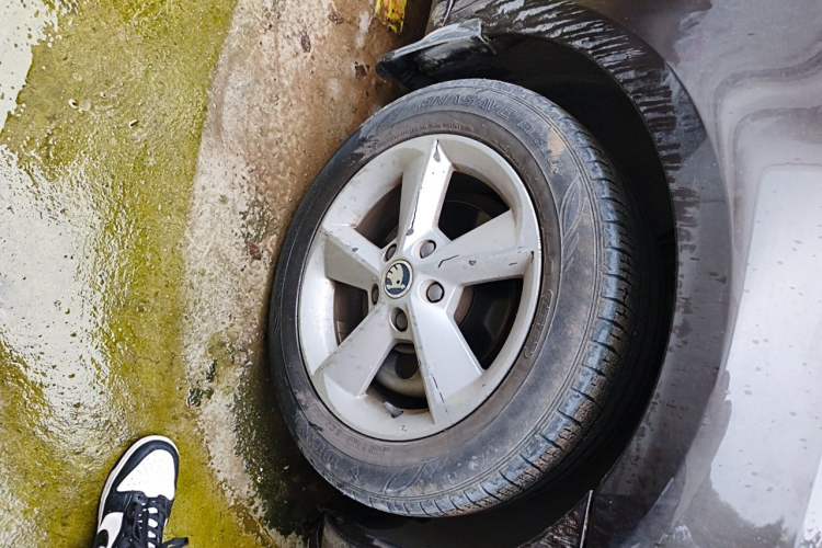 Used Skoda Octavia 2015 1.6L Automatic Yijun Edition Right Front Wheel Hub