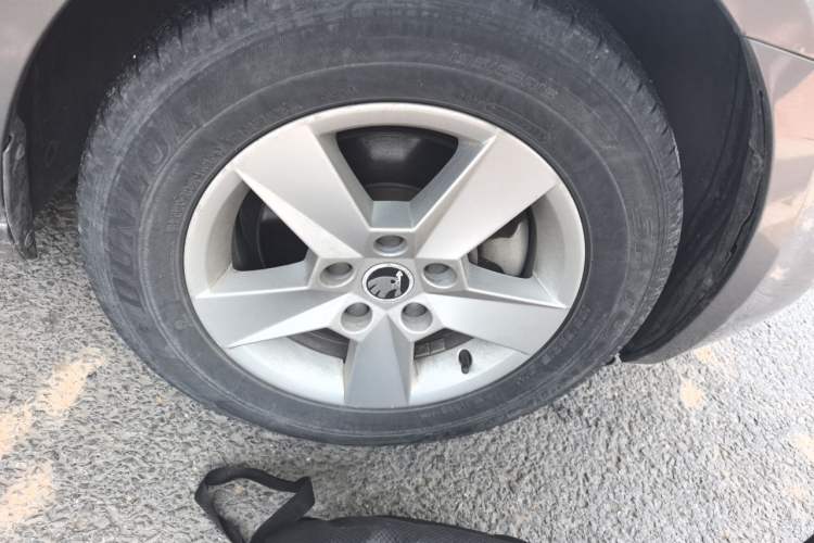 Used Skoda Octavia 2015 1.6L Manual Eado Edition Right Front Wheel Hub