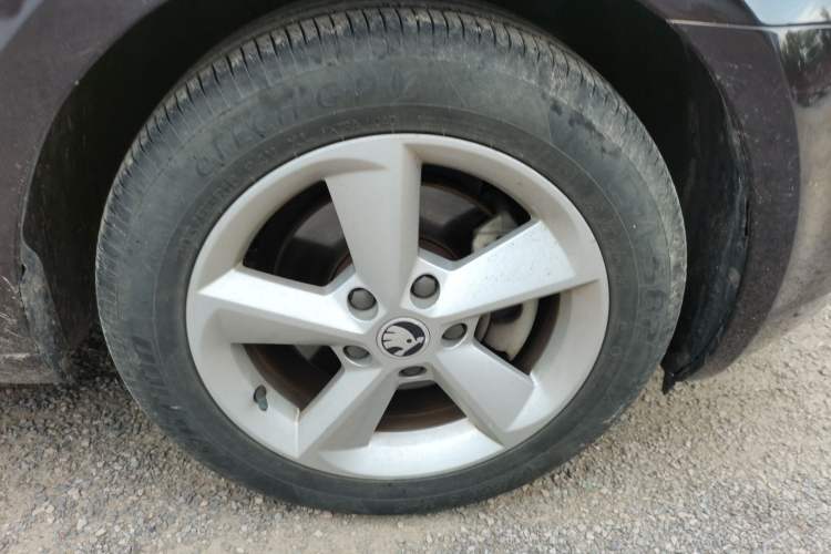 Used Skoda Octavia 2015 1.6L Manual Yijie Edition Right Front Wheel Hub