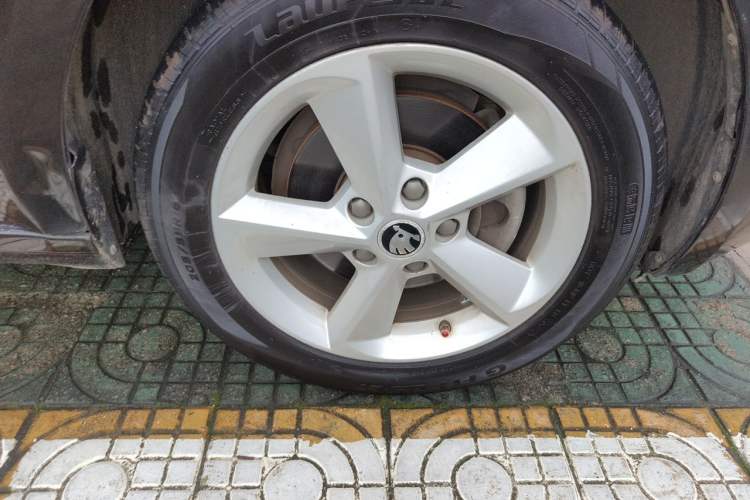 Used Skoda Octavia 2015 1.6L Automatic Yijie Edition Right Front Wheel Hub