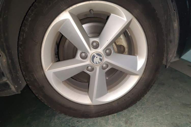 Used Skoda Octavia 2015 1.6L Automatic Yijun Edition Right Front Wheel Hub