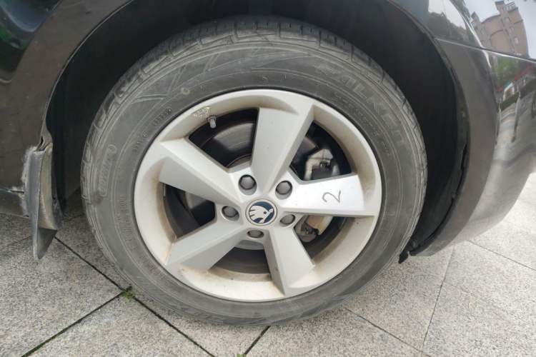 Used Skoda Octavia 2015 1.6L Automatic Yijie Edition Right Front Wheel Hub