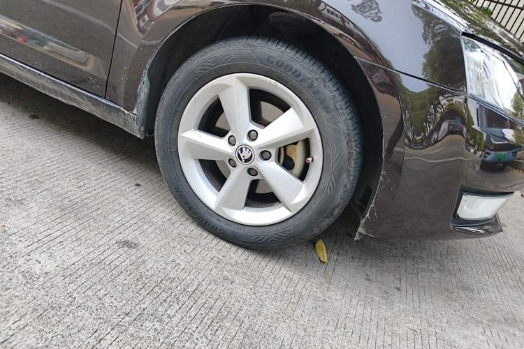 Used Skoda Octavia 2015 1.6L Automatic Yijie Edition Right Front Wheel Hub