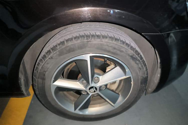Used Skoda Octavia 2015 1.6L Automatic Yijun Edition Right Front Wheel Hub