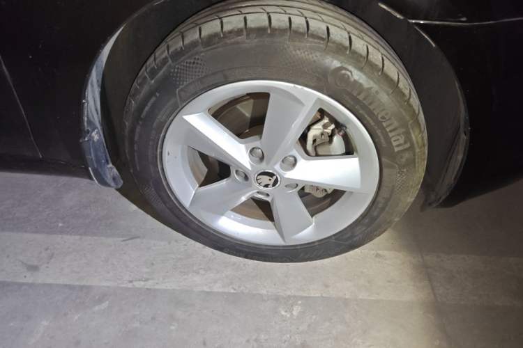 Used Skoda Octavia 2015 1.6L Automatic Yijun Edition Right Front Wheel Hub