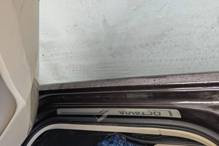 Used Skoda Octavia 2015 1.6L Automatic Yijun Edition Right Side Sill