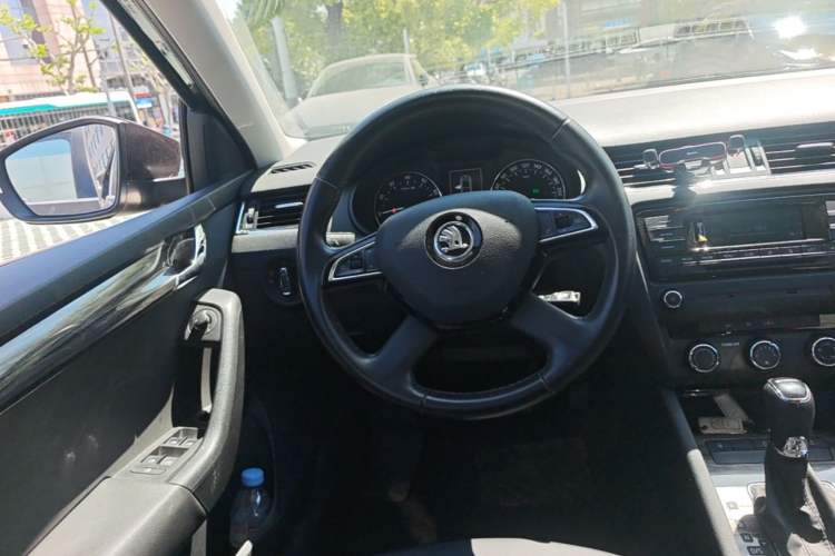 Used Skoda Octavia 2015 Classic Model 1.6L Automatic Elegance Edition Steering Wheel