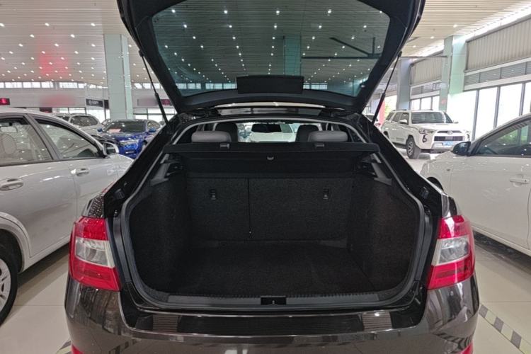 Used Skoda Octavia 2015 1.6L Automatic Yijie Edition Trunk