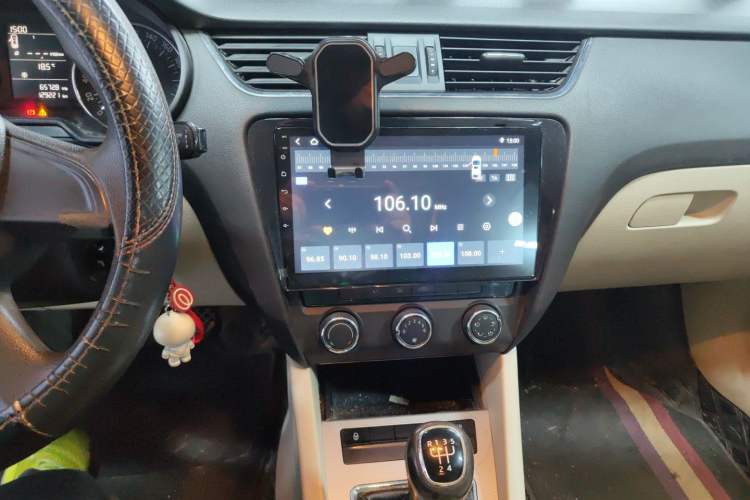 Used Skoda Octavia 2015 1.6L Manual Yijie Edition Audio And AC Panel