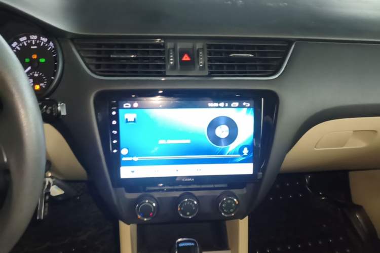 Used Skoda Octavia 2015 1.6L Automatic Yijie Edition Audio And AC Panel
